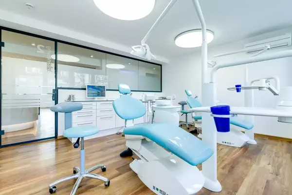Modernes, helles Behandlungszimmer in einer Zahnarztpraxis mit moderner Ausstattung.